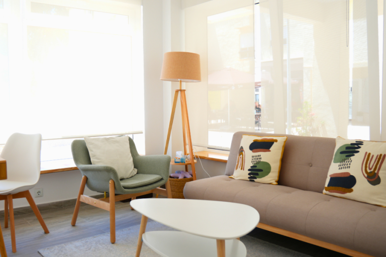 Sala 1 do Espaço Dreamers, com sofá, poltrona e ampla luz natural