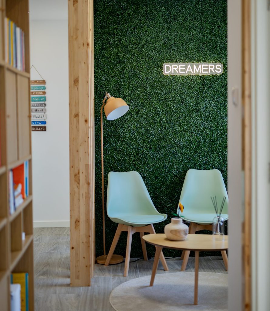 Interior luminoso do Espaço Dreamers, salas para alugar a profissionais em Carcavelos
