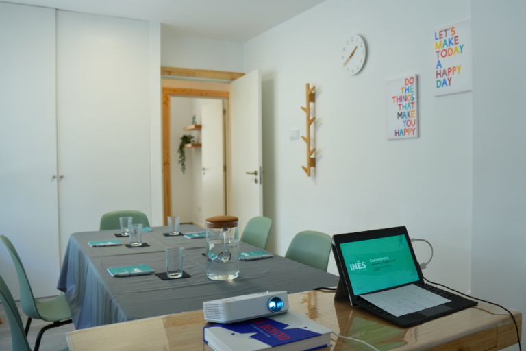 Sala 4 vista ampla, com projetor e disposição flexível