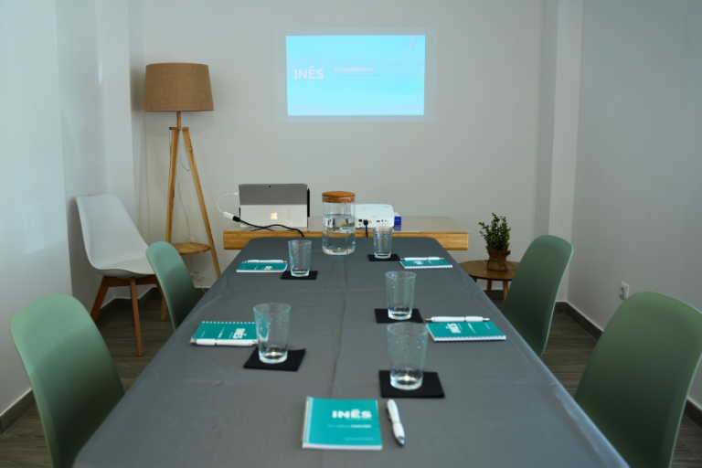 Sala 4 vista ampla, com projetor e disposição flexível