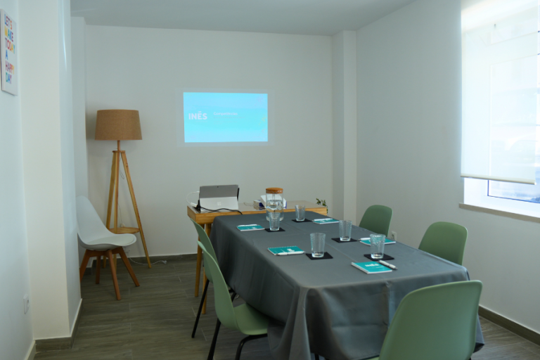 Sala 4 vista ampla, com projetor e disposição flexível